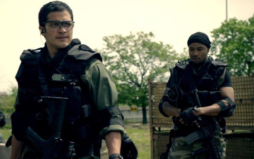 Nicholas Gonzalez e Kevin Phillips em S.W.A.T.: Comando Especial 2