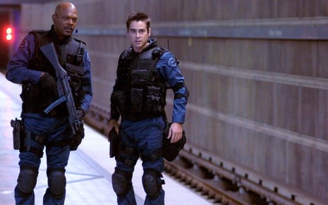 Samuel L. Jackson ao lado de Colin Farrell; os dois estão vestidos com coletes, roupas especiais e armados