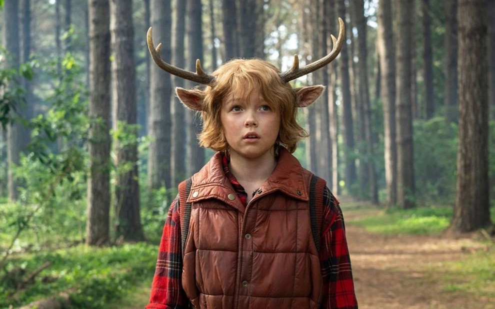 Christian Convery com chifres de cervo em cena de Sweet Tooth, nova série original da Netflix
