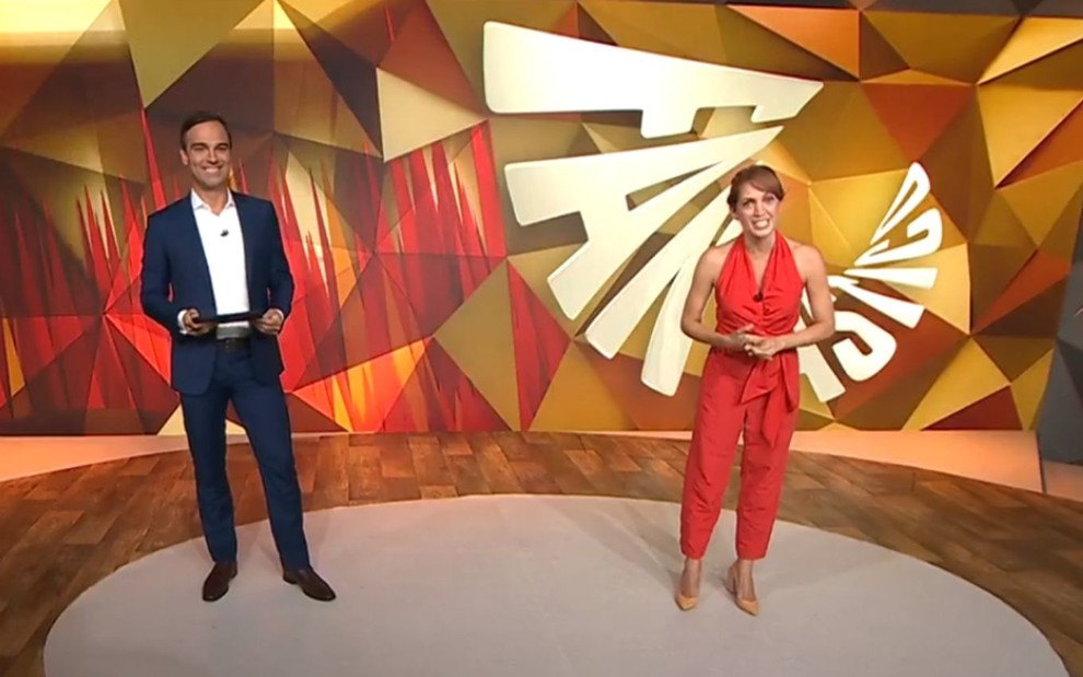 Tadeu Schmidt e Poliana Abritta no estúdio da Globo para apresentar o Fantástico