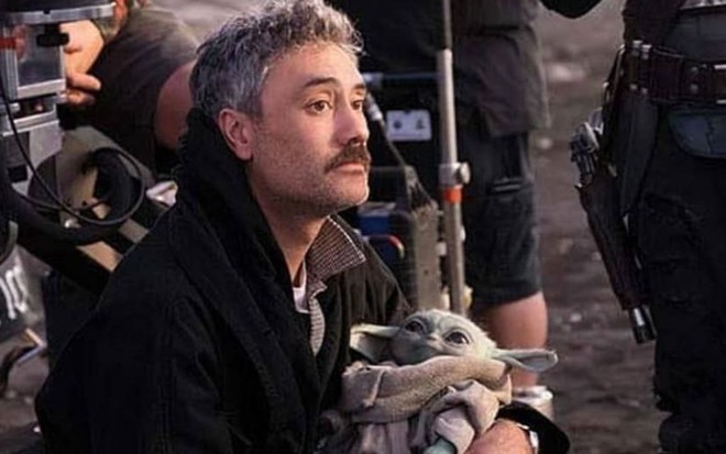 O diretor Taika Waititi segura um boneco do Baby Yoda em foto publicada em seu perfil no Instagram