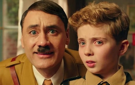 Os atores Taika Waititi (Adolf Hitler) e Roman Griffin Davis (Jojo Betzler) contracenam no filme Jojo Rabbit (2019)
