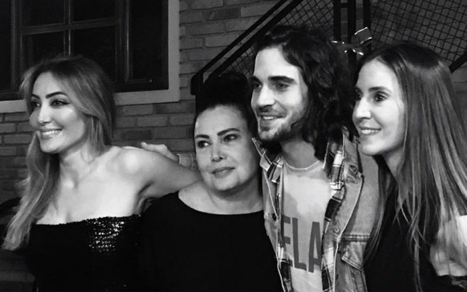 Tainá Galvão, Cristina Kartalian, Fiuk e Krizia Galvão no Natal de 2020