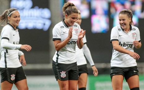 Imagem de Tamires (centro) comemorando gol pelo Corinthians