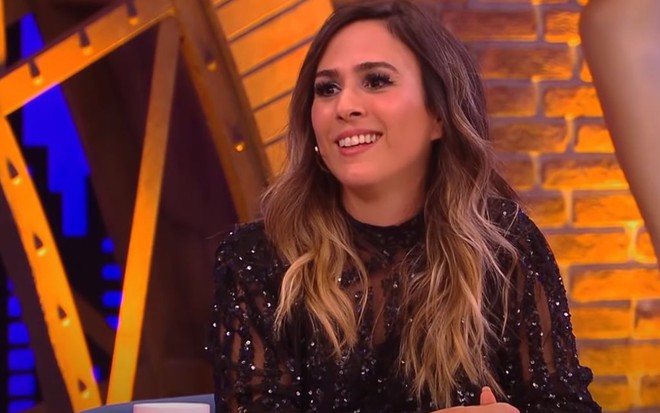 Tatá Werneck sorri durante apresentação do Lady Night
