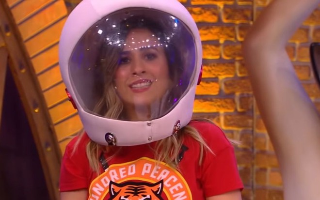 Imagem de Tatá Werneck usando um capacete para apresentar um quadro do Lady Night em 2018