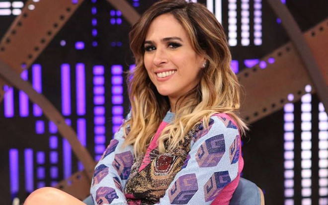 Tatá Werneck posa no cenário de Lady Night, seu programa no Multishow