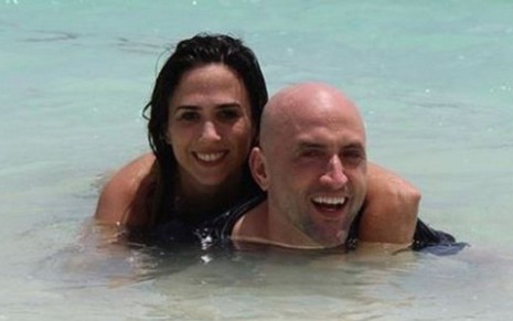 Tatá Werneck com Paulo Gustavo, abraçados na piscina