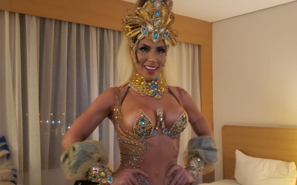 Tati Minerato posa com sua fantasia de musa da Águia de Ouro no Carnaval 2020