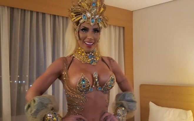 Musa da Águias de Ouro, Tati Minerato posa fantasiada no hotel do Sambódromo do Anhembi