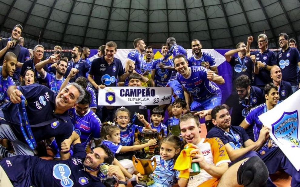 Imagem mostra o elenco do Taubaté, atual campeão da Superliga Masculina de Vôlei