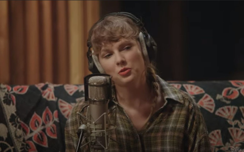 Taylor Swift canta e toca no especial do álbum Folklore, exclusivo do Disney+