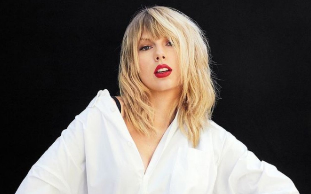 Taylor Swift com cabelos soltos e batom vermelho em foto publicada nas redes sociais