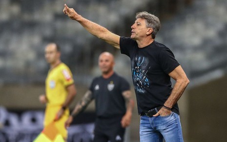 Renato Gaúcho, técnico do Grêmio, gesticulando à beira do gramado