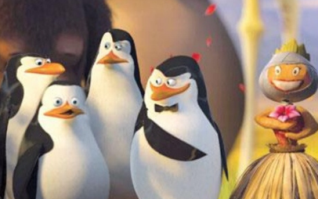Os quatro pinguins protagonistas do filme junto com uma boneca