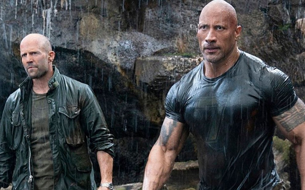 Jason Statham e Dwayne Johnson em cena de chuva do Velozes e Furiosos: Hobbs & Shaw