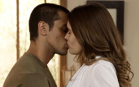 O ator Téo Felipe Simas beija a atriz Juliana Paiva em cena como Téo e Luna/Fiona de Salve-se Quem Puder