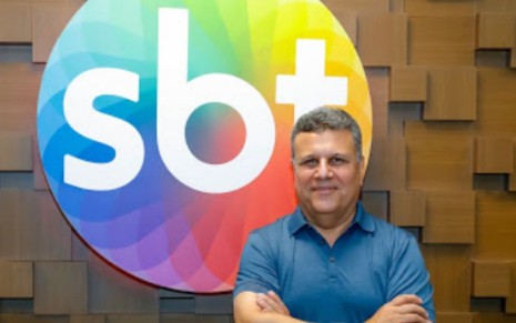 Narrador Téo José posa para foto na sede do SBT