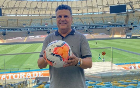 Téo José com a bola da final da Libertadores no Maracanã