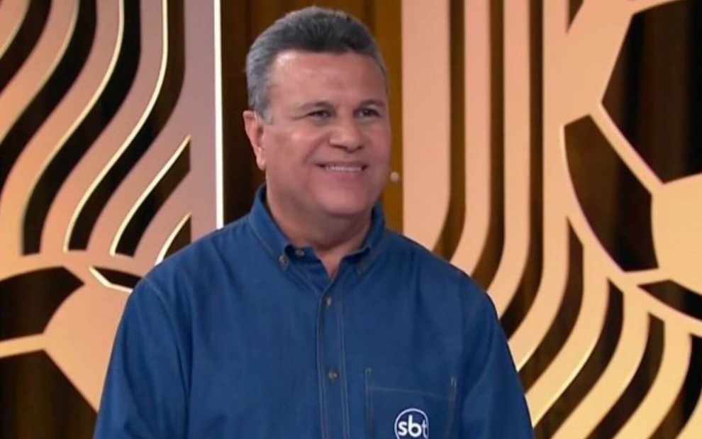 Sorridente e com uma camisa do SBT, Téo José está no estúdio de transmissão da final do Campeonato Carioca