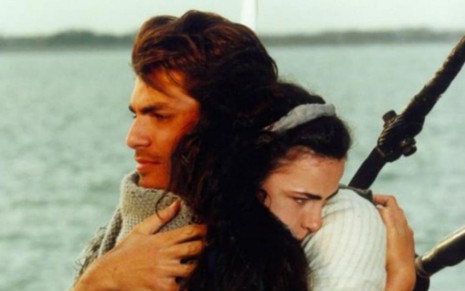 Os atores Thiago Lacerda e Ana Paula Arósio abraçados, com expressões preocupadas, em cena de Terra Nostra