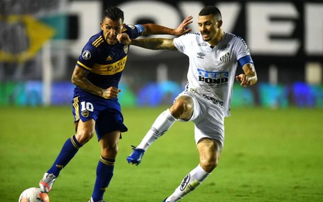 Carlito Tevez e Alison em disputa de bola em jogo da Libertadores 2020 na Vila Belmiro