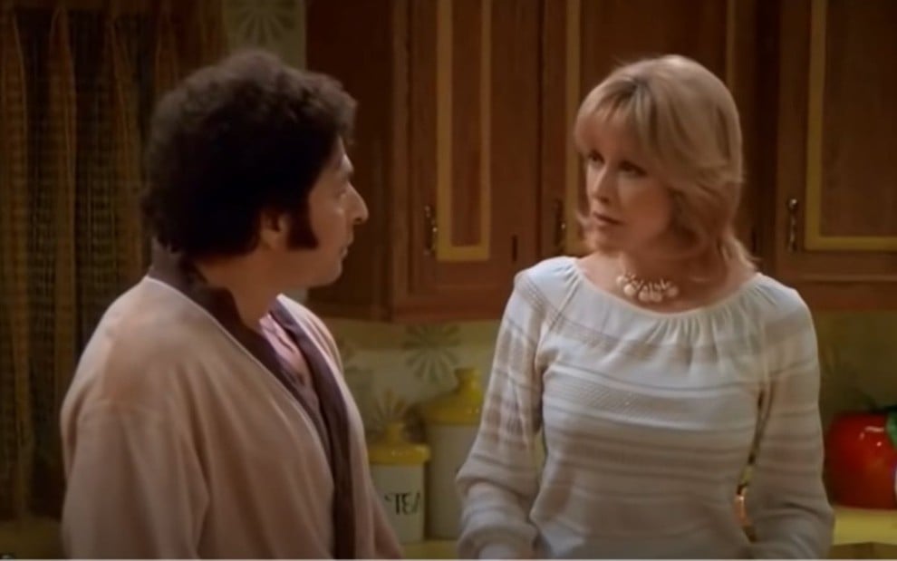 Don Stark e Tanya Roberts conversam na cozinha em cena de That '70s Show