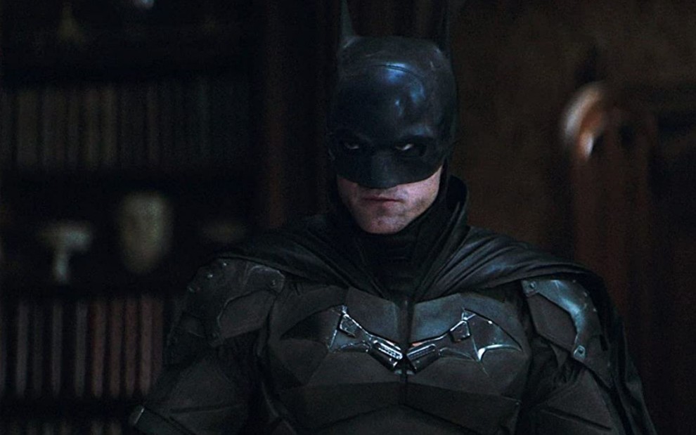 Robert Pattinson com o uniforme do Batman em cena de The Batman
