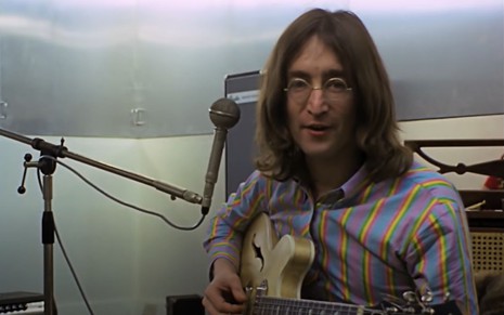 O astro John Lennon durante cena do documentário The Beatles: Get Back