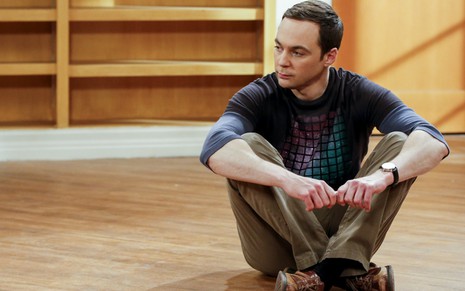 Desolado, Jim Parsosn senta no chão do estúdio que serviu como o apartamento do seu personagem em The Big Bang Theory