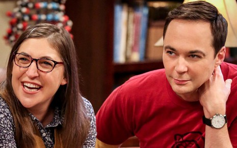Mayim Bialik e Jim Parsons na 12ª temporada de Big Bang Theory; últimos episódios vão entrar no Globoplay