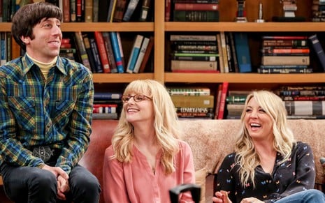 Simon Helberg, Melissa Rauch e Kaley Cuoco em cena do último episódio da comédia The Big Bang Theory