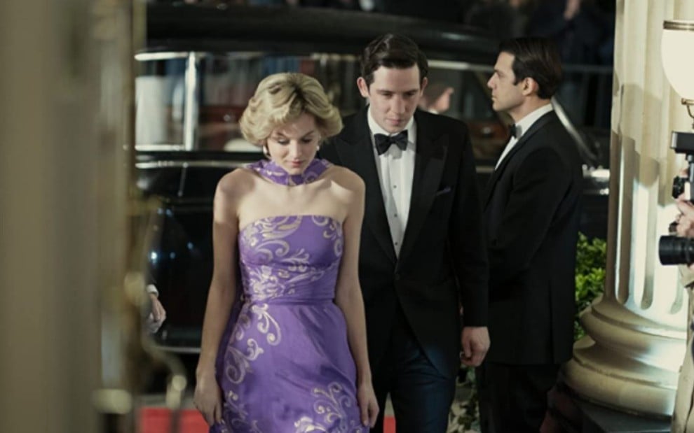 Emma Corrin e Josh O'Connor vestidos de gala em cena da quarta temporada de The Crown