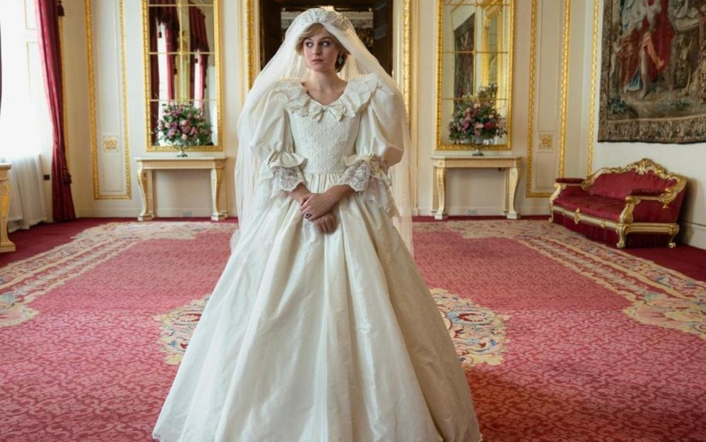 Emma Corrin como a princesa Diana vestida de noiva em cena da quarta temporada de The Crown, da Netflix