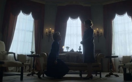 Gillian Anderson e Olivia Colman se encontram em cena da quarta temporada de The Crown