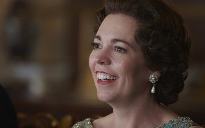 Olivia Colman na terceira temporada de The Crown; indicação ao Globo de Ouro na pele da rainha Elizabeth