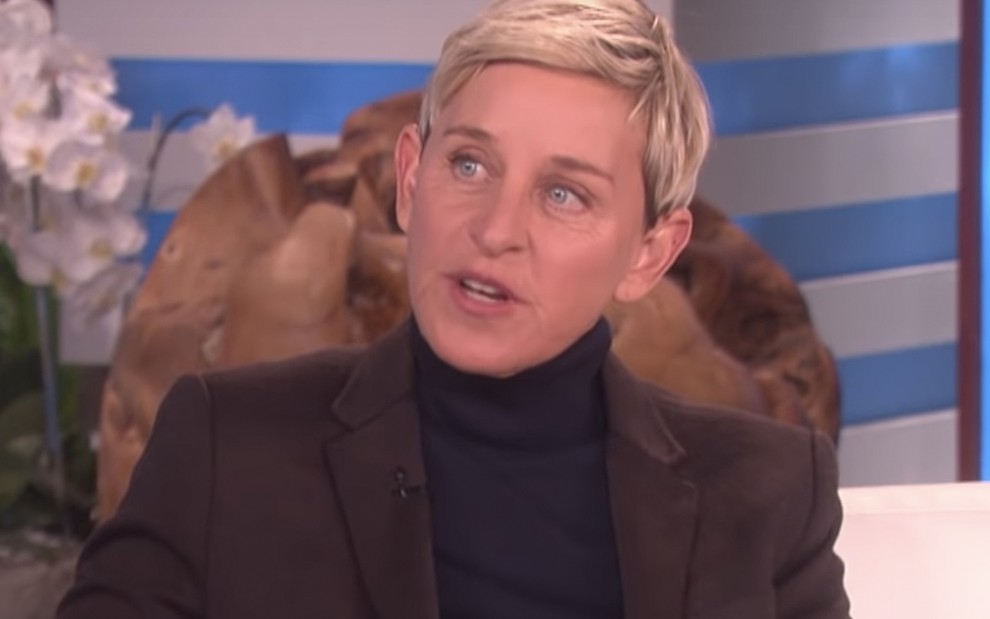 A apresentadora Ellen DeGeneres sentada em uma poltrona durante o talk show The Ellen Degeneres Show