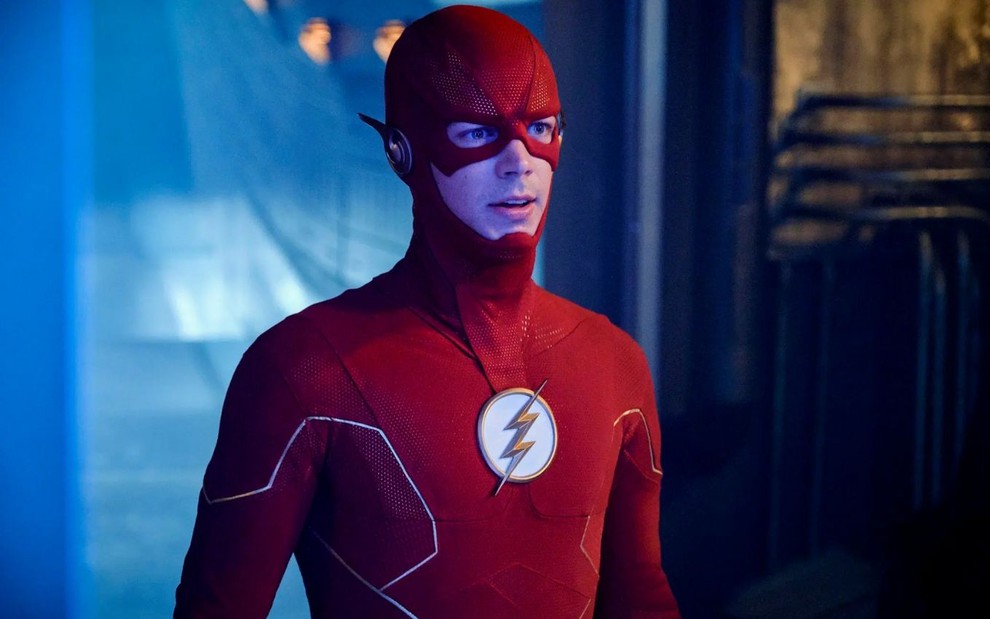 Grant Gustin vestido com a roupa do Flash em cena da série The Flash