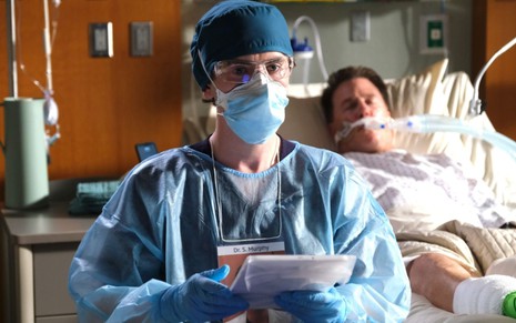 Freddie Highmore em cena da quarta temporada de The Good Doctor