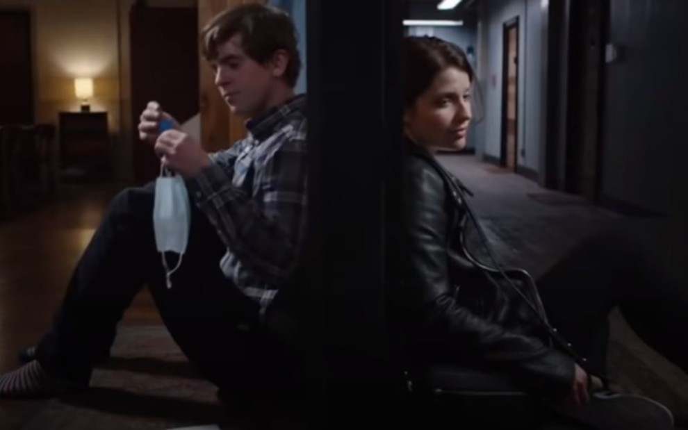 O casal Shaun (Freddie Highmore) e Lea (Paige Spara) separados por uma parede em cena da 4ª temporada de The Good Doctor