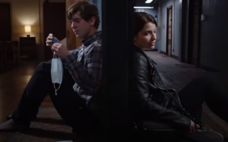 O casal Shaun (Freddie Highmore) e Lea (Paige Spara) separados por uma parede em cena da 4ª temporada de The Good Doctor