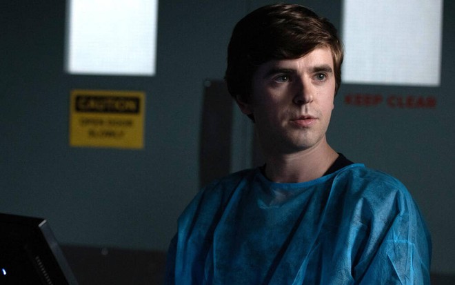 Em uma sala de cirurgia, Freddie Highmore opera um computador em cena da terceira temporada de The Good Doctor