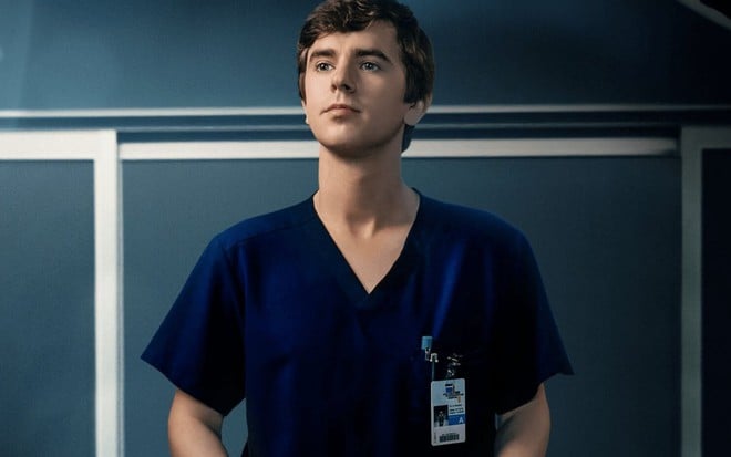 O ator Freddie Highmore em cena da série The Good Doctor