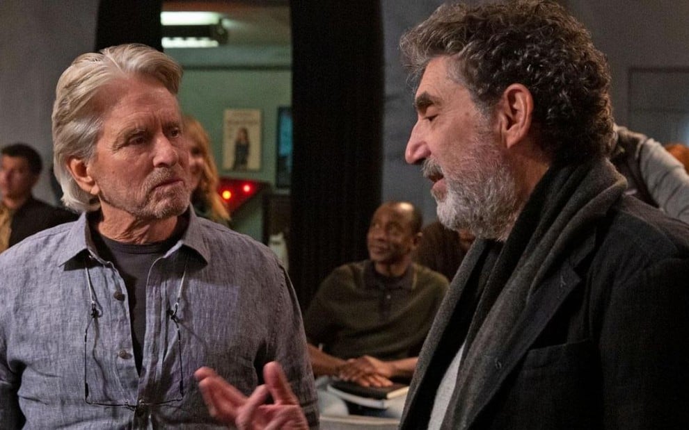 Com camiseta cinzenta, Michael Douglas conversa com o barbudo Chuck Lorre nos bastidores da comédia The Kominsky Method