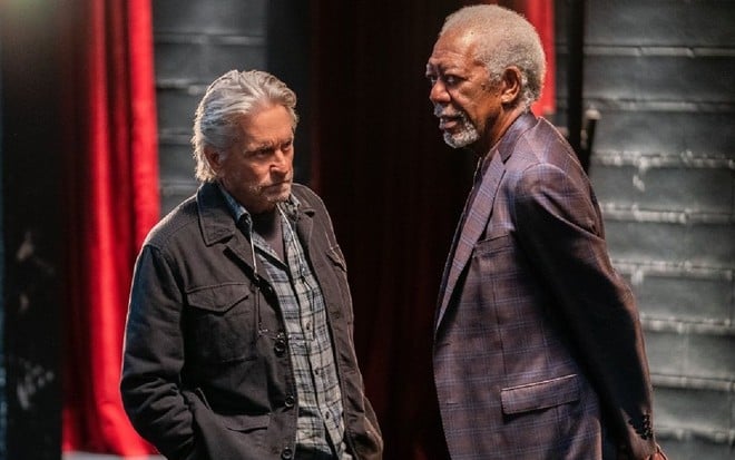 Michael Douglas e Morgan Freeman conversam, com Douglas encarando e Freeman desviando o olhar