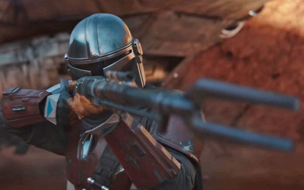 Protagonista de The Mandalorian (Pedro Pascal) aponta arma em cena da série do Disney+