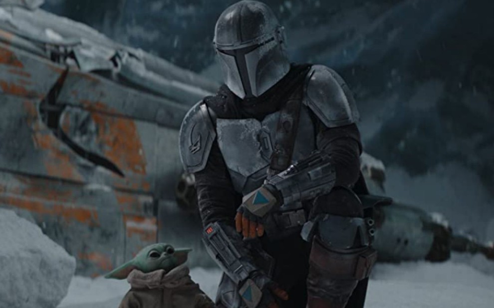Pedro Pascal e o Baby Yoda em cena da segunda temporada de The Mandalorian