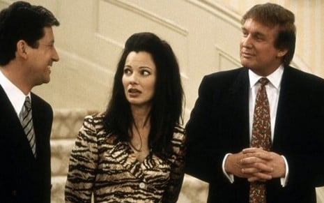 Charles Shaughnessy, Fran Drescher e Donald Trump em episódio da comédia The Nanny exibido em 1996