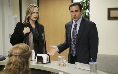 Jan (Melora Hardin) do lado esquerdo e Michael (Steve Carell) no lado direito de frente para uma banqueta em cena de The Office