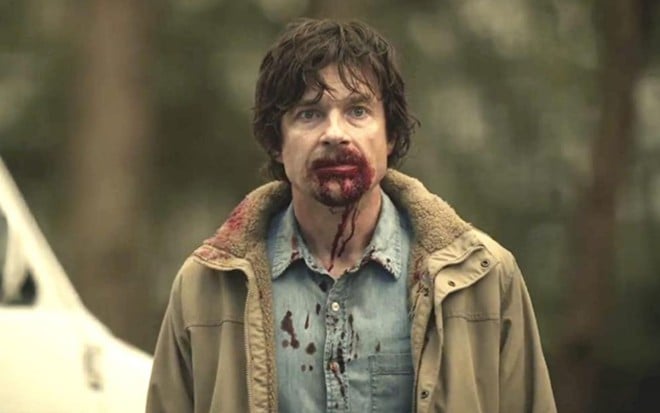Jason Bateman com a boca cheia de sangue em cena da série The Outsider